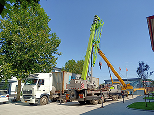 印度尼西亞的石膏粉生產(chǎn)線已全部裝箱運(yùn)抵港口，印尼的朋友坐等收貨吧。我們的安裝人員已準(zhǔn)備就緒，整裝待發(fā)。